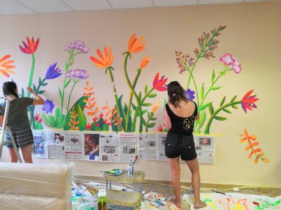 Malovaná rozkvetlá louka vítá pacienty na příjmu Nemocnice Podlesí ve Třinci